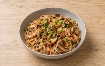 Nouilles soba crémeuses aux œufs, champignons et huile pimentée