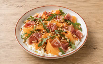 Salade melon, stracciatella, roquette et pignons de pin dorés