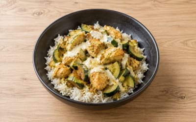 Poulet, riz, courgettes et sauce yaourt-curry