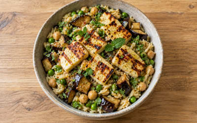 Orzo aux aubergines grillées & halloumi