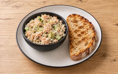 Tartinade crémeuse de saumon, avocat & concombre