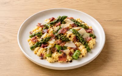Asperges vertes sur oeufs brouillés, jambon cru et parmesan