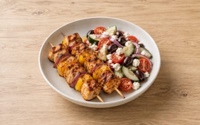 Brochettes de poulet & salade grecque