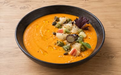 Salmorejo andalou avec fruits et crème de pistache