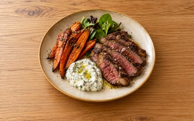 Basse Côte de Bœuf Marinée, Carottes Rôties & Sauce Yaourt Citronnée