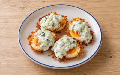 œufs croustillants au parmesan sur yaourt au concombre