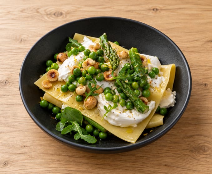 Lasagnes déstructurées aux légumes de printemps, noisettes et burrata