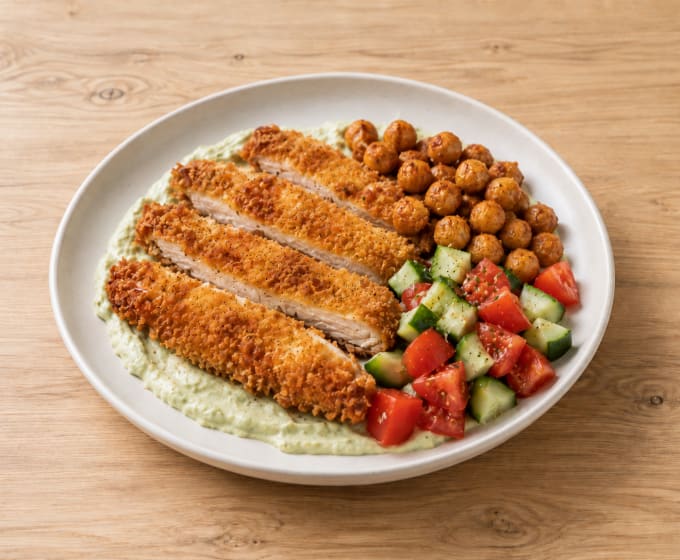 Poulet pané et pois chiches sur sauce yaourt avocat parmesan