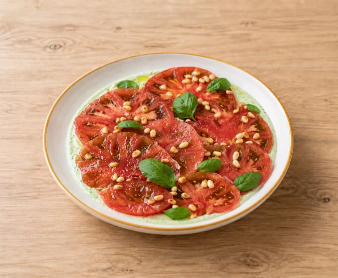Tomates fraîches, crème feta basilique & pignons dorés