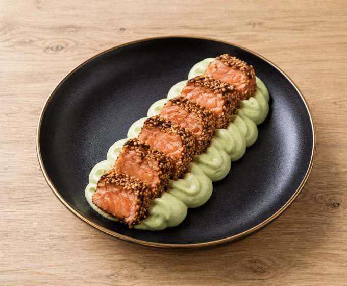 Tataki de saumon au sésame et mousse d'avocat