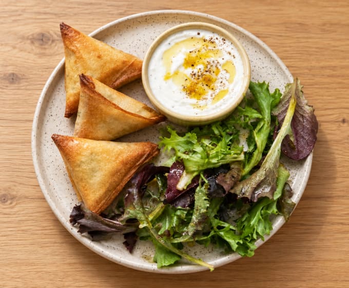 Samoussas végé, sauce skyr & salade