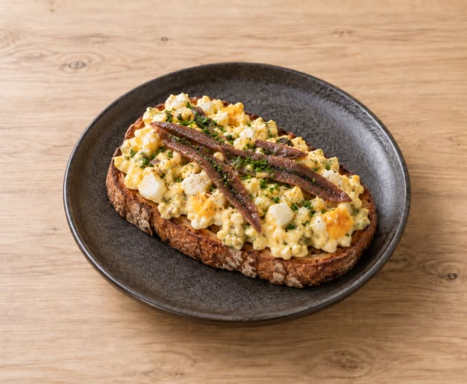 Toast crémeux aux œufs mollets, anchois et parmesan