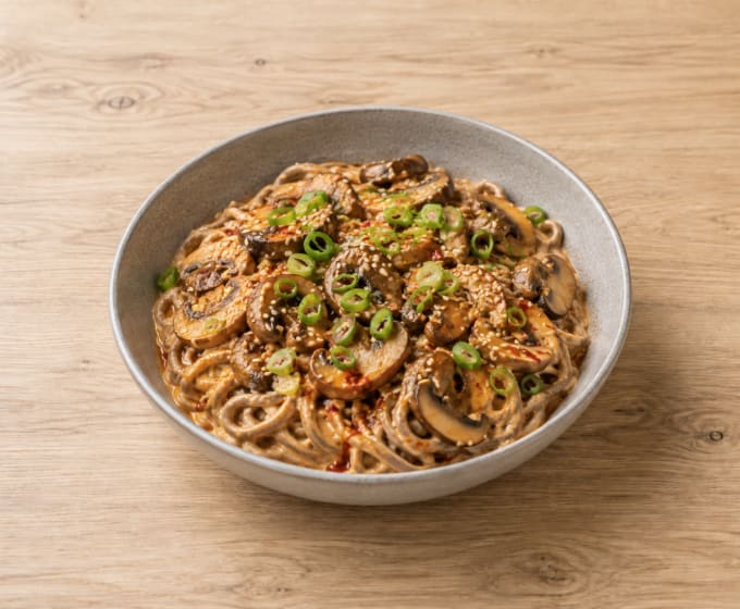 Nouilles soba crémeuses aux œufs, champignons et huile pimentée
