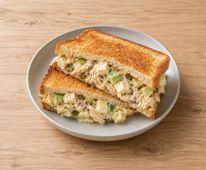 Sandwich au poulet crémeux à l’avocat, cornichon et mozzarella
