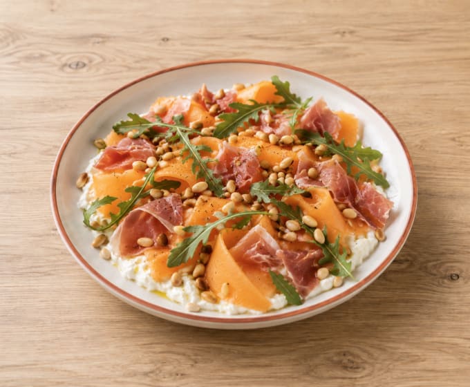 Salade melon, stracciatella, roquette et pignons de pin dorés