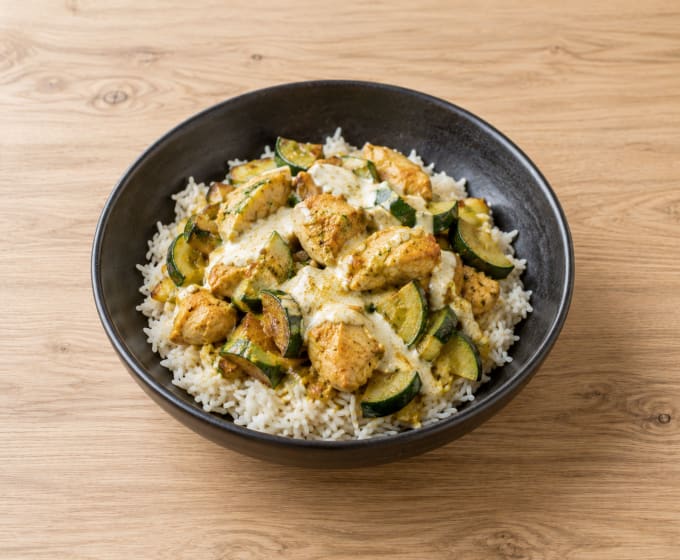 Poulet, riz, courgettes et sauce yaourt-curry