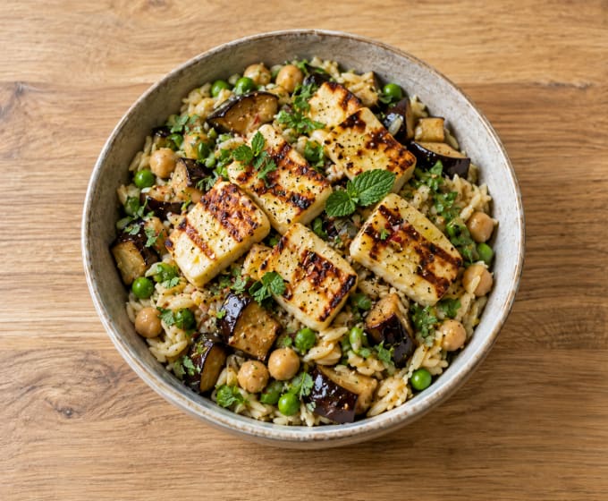Orzo aux aubergines grillées & halloumi