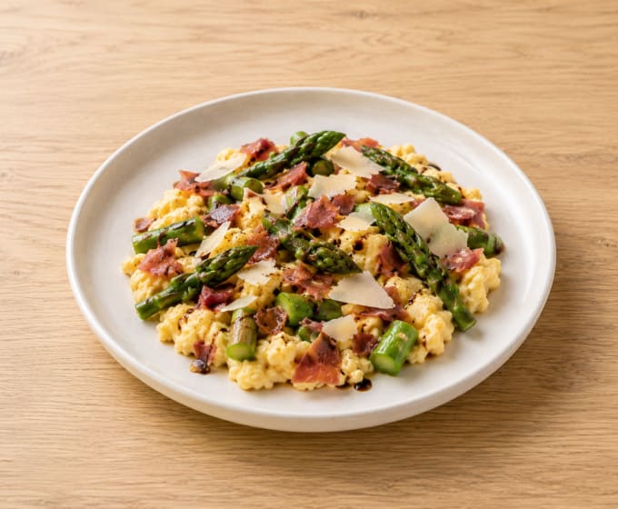 Asperges vertes sur oeufs brouillés, jambon cru et parmesan