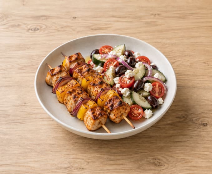 Brochettes de poulet & salade grecque
