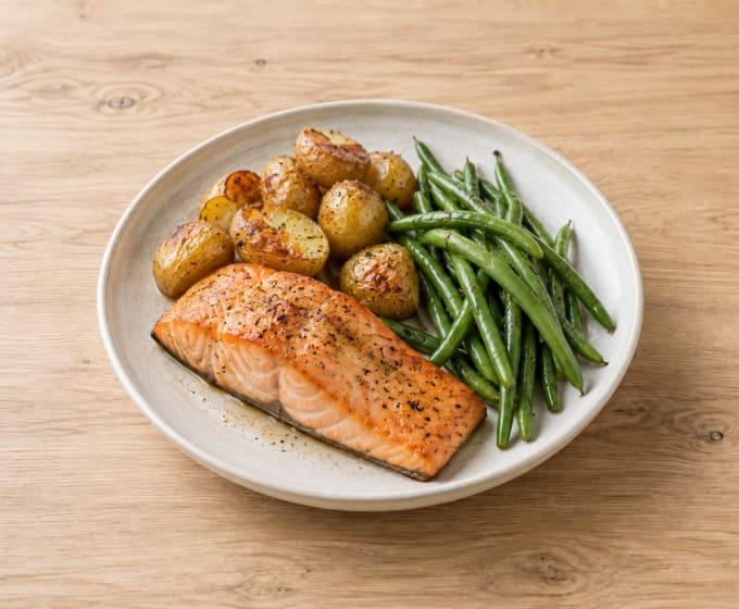 Saumon, pommes de terre grenaille et haricots verts