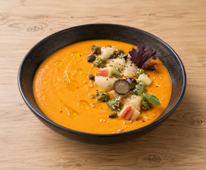 Salmorejo andalou avec fruits et crème de pistache