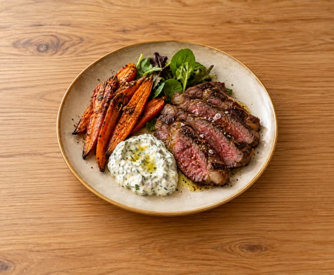 Basse Côte de Bœuf Marinée, Carottes Rôties & Sauce Yaourt Citronnée