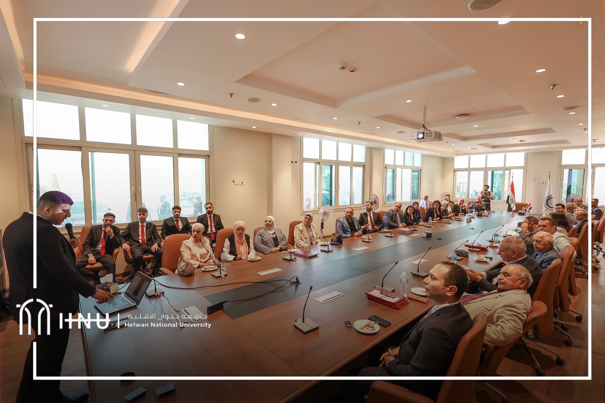 صورة مصطفى الوكيل Mostafa Alwakel أثناء عرض مشروع Micro NFC في مؤتمر بجامعة حلوان الأهلية