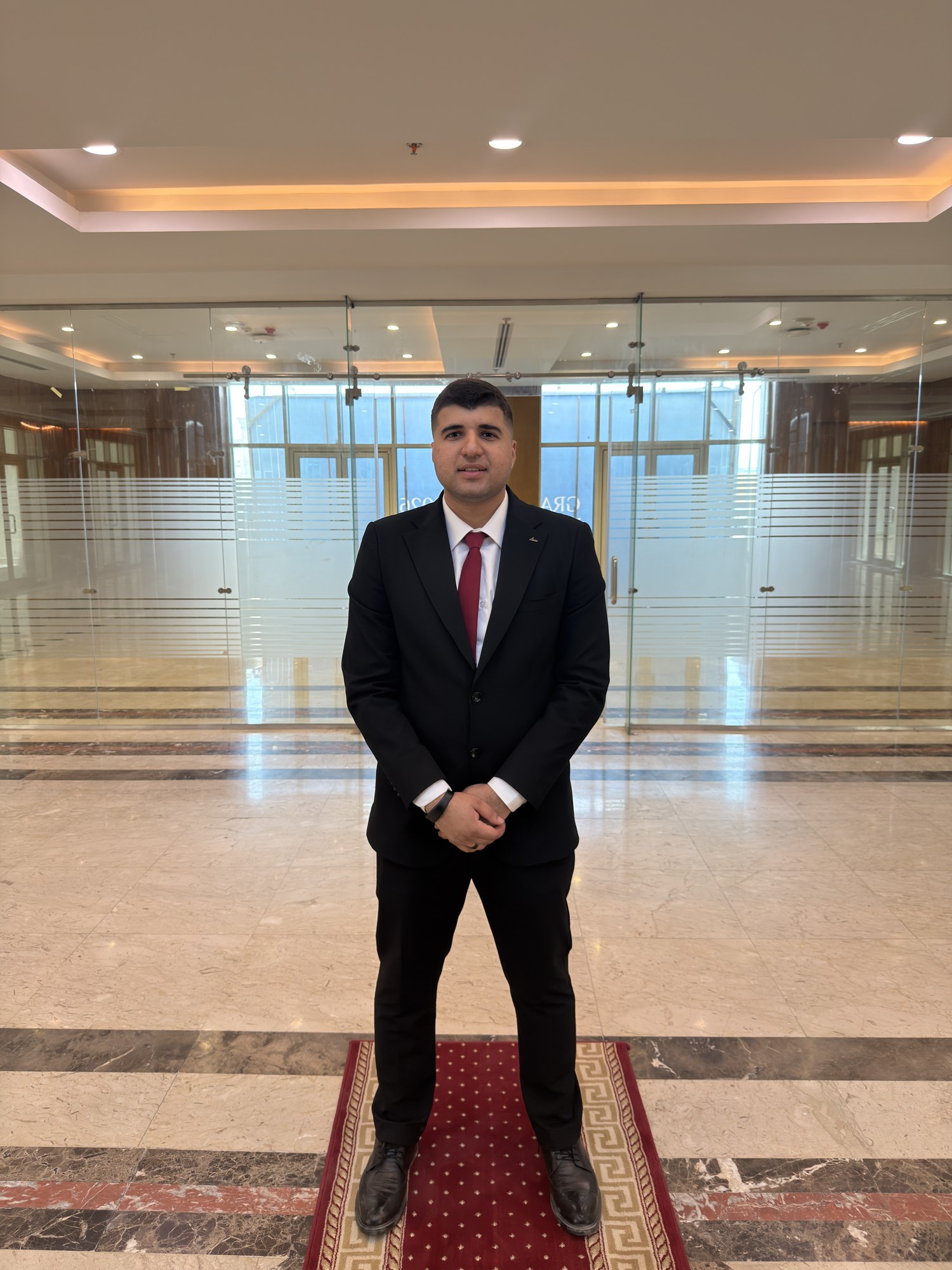 صورة شخصية لمصطفى الوكيل Mostafa Alwakel مؤسس Micro NFC في أجواء مهنية