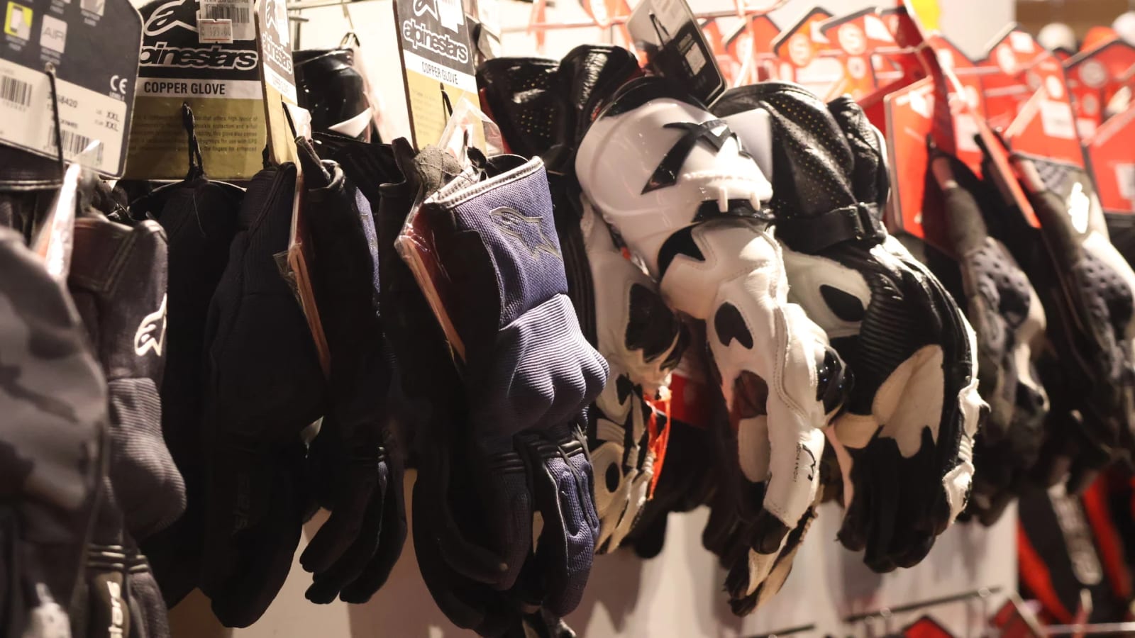 Kawasaki Kuching riding gear showroom, photo 1