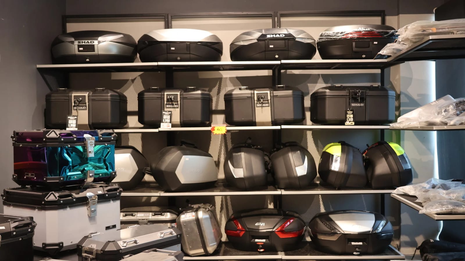 Kawasaki Kuching riding gear showroom, photo 12