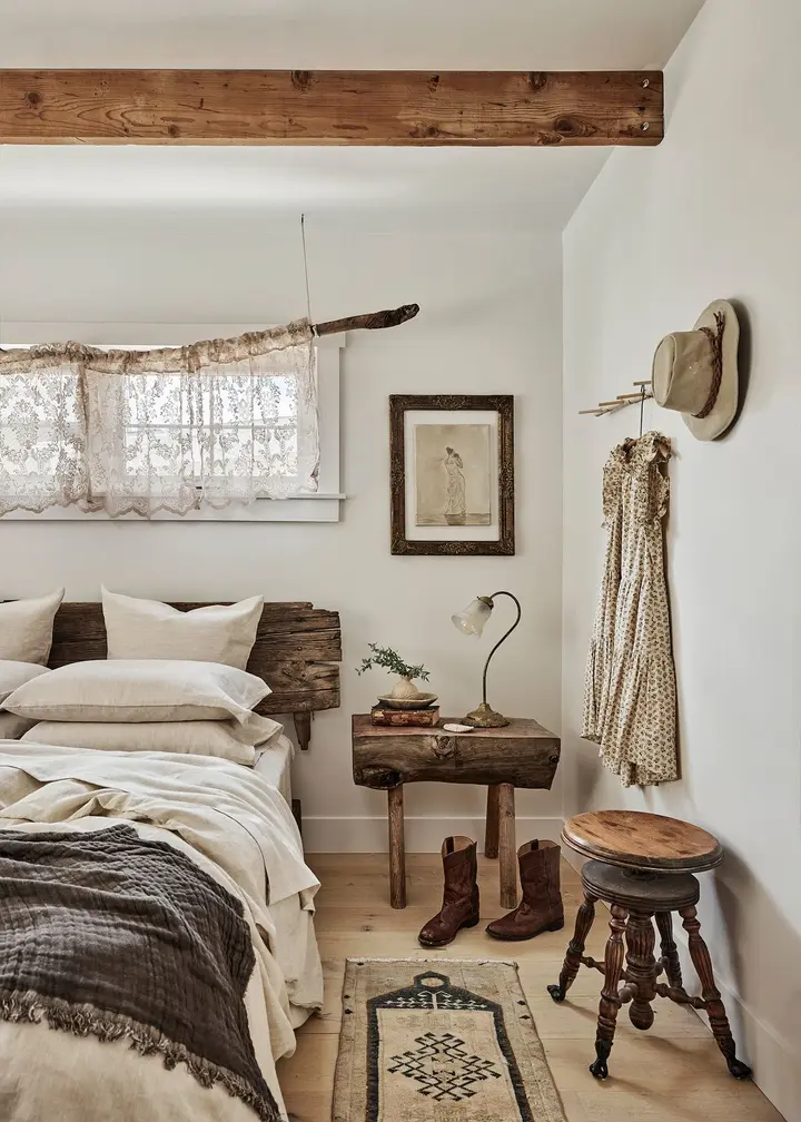 rustic-farmhouse-bedroom