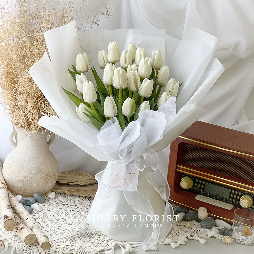 white tulip bouquet