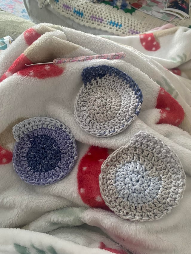 crochet seashell coasters