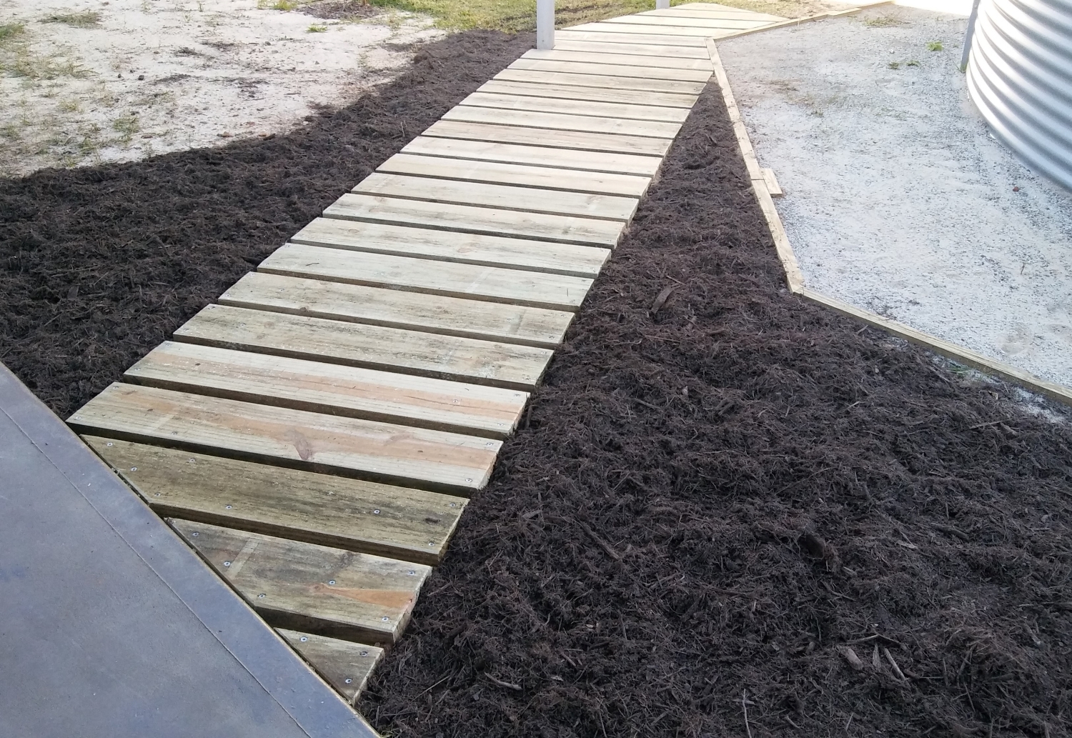 12 Creative DIY Garden Path Ideas Using Simple Materials