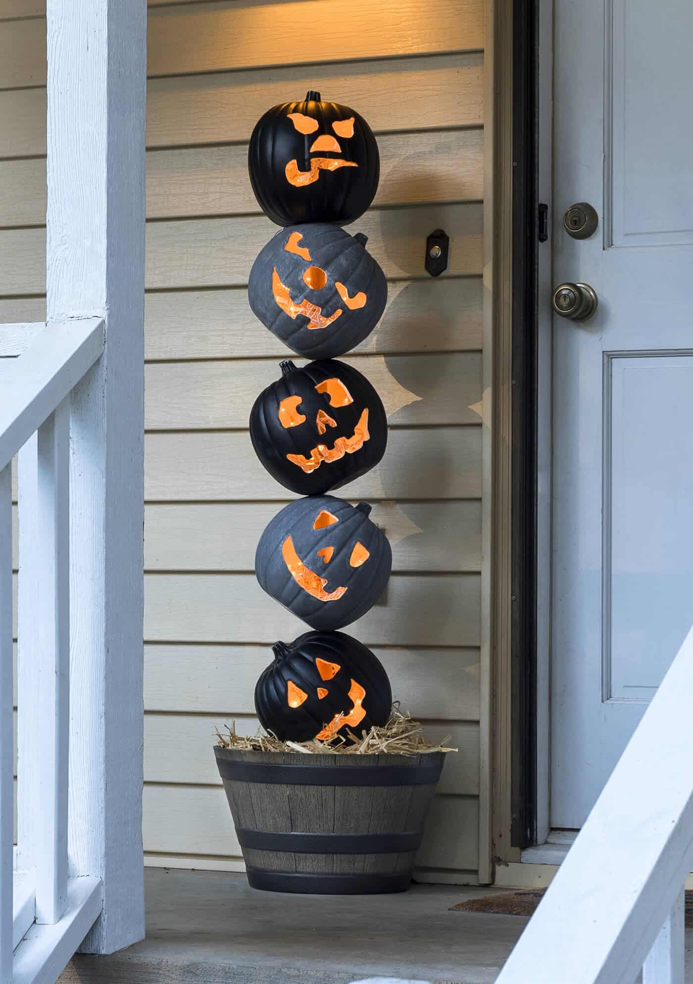 halloween decorated front porch with pumpkins