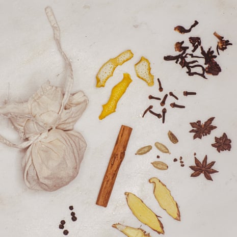 mulled wine spice sachet with cinnamon and cloves