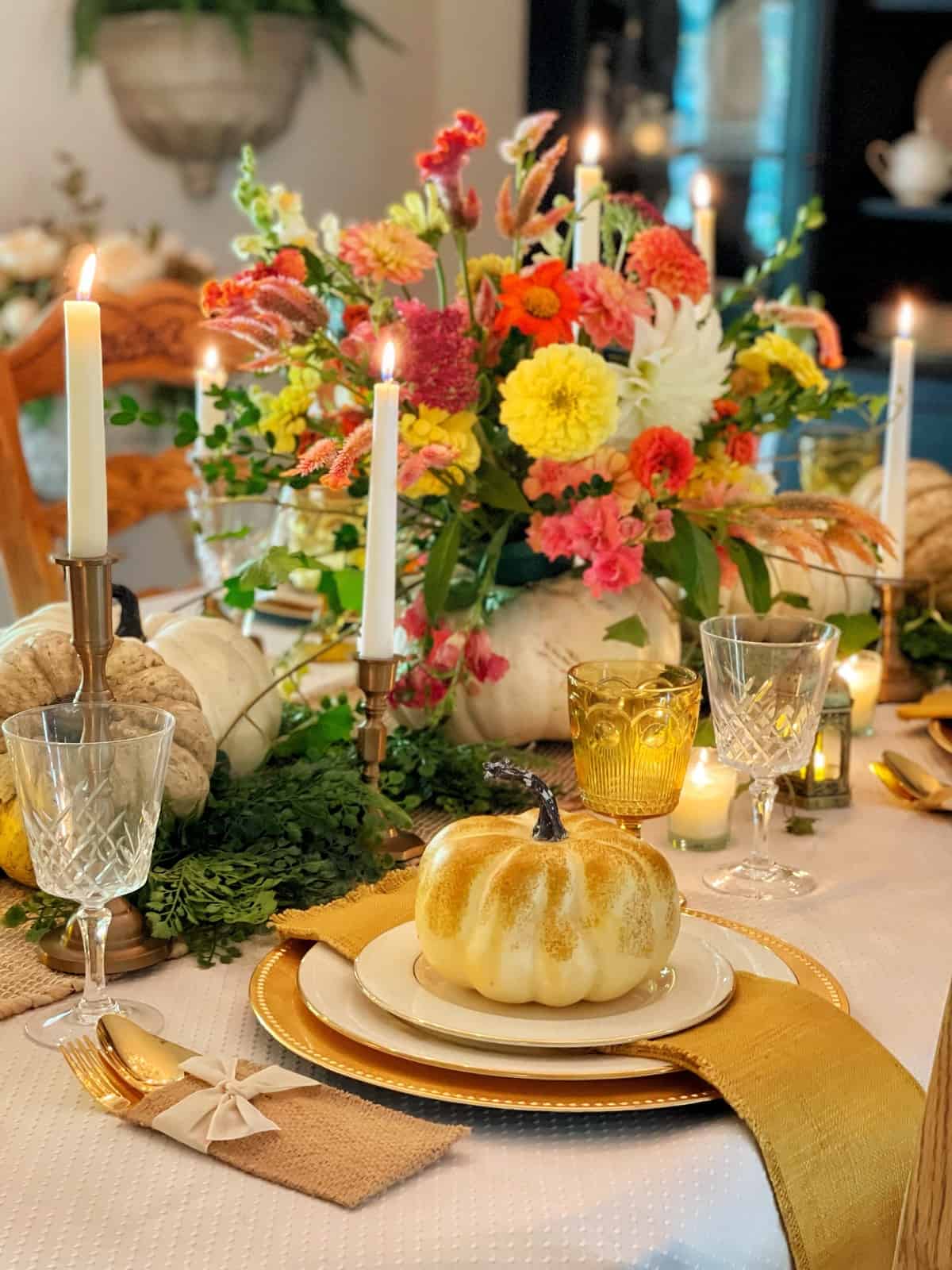 autumn friendsgiving table setting