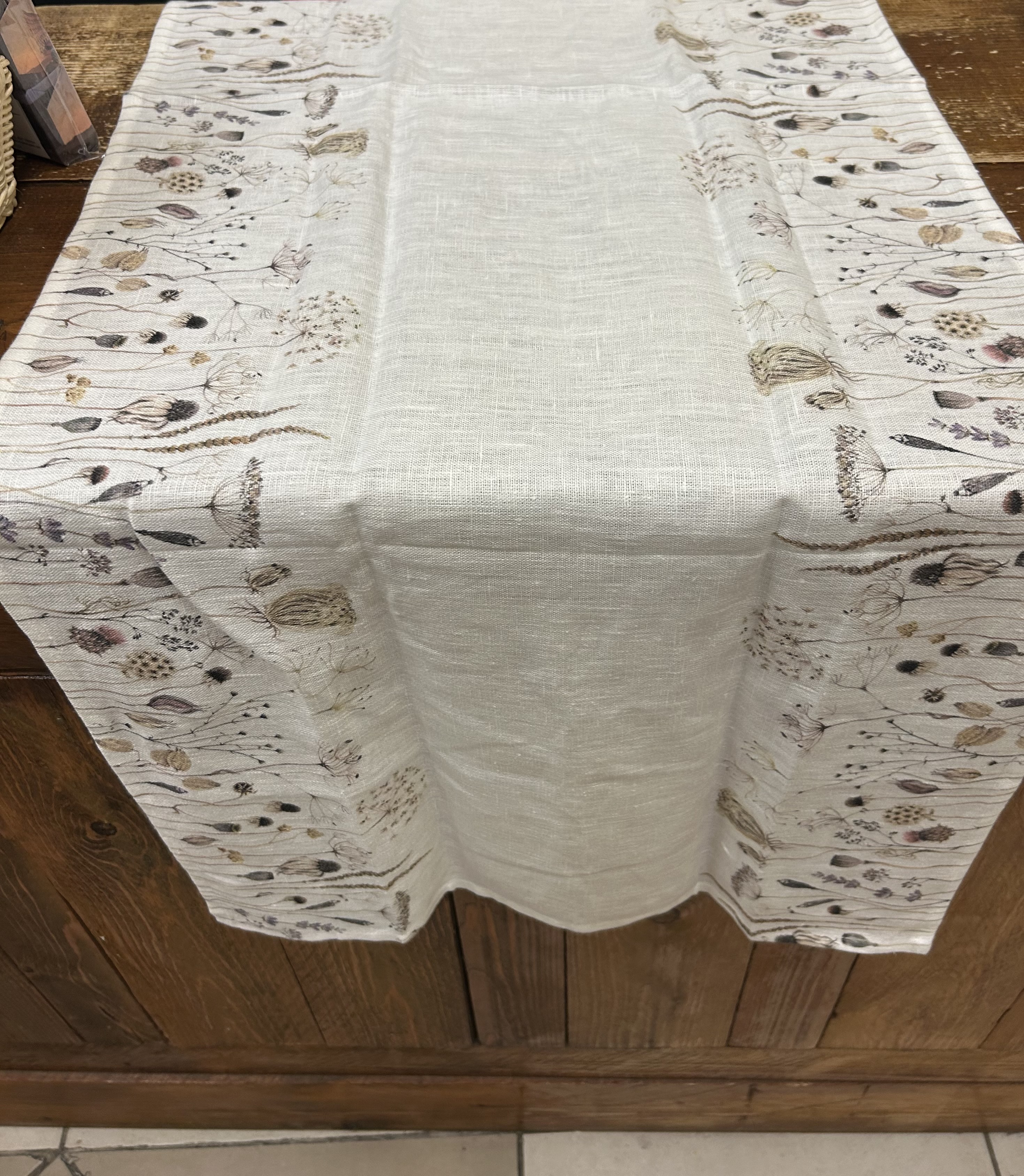 linen table runner with dried flowers