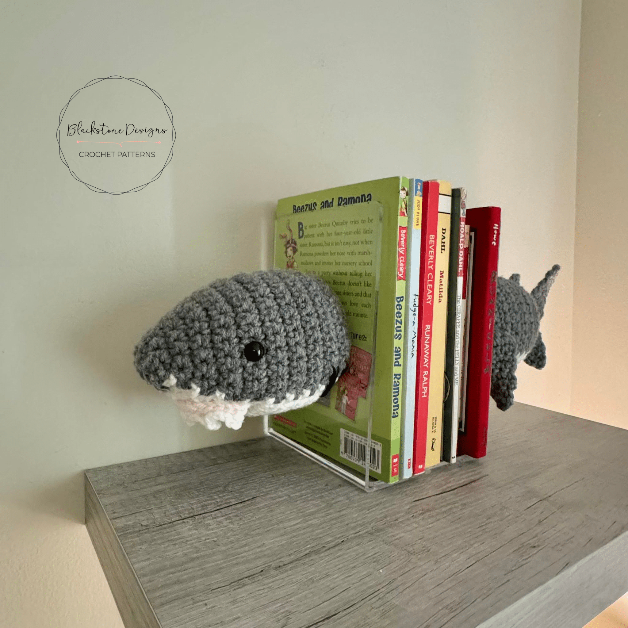 crochet pumpkin bookends on bookshelf