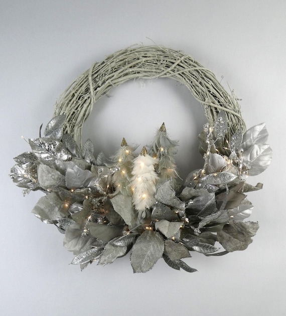 feather winter wreath detail