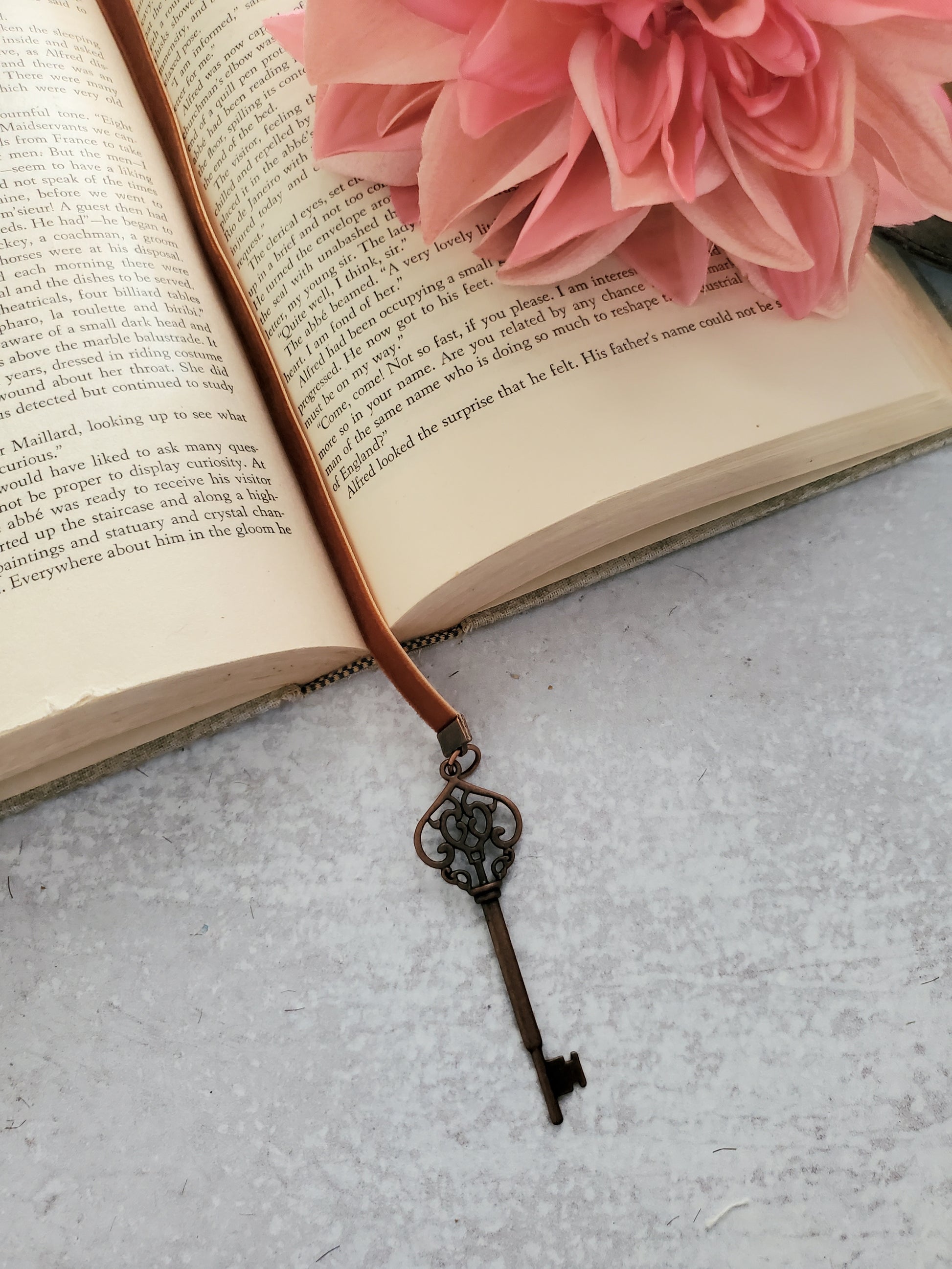 key bookmark ribbon