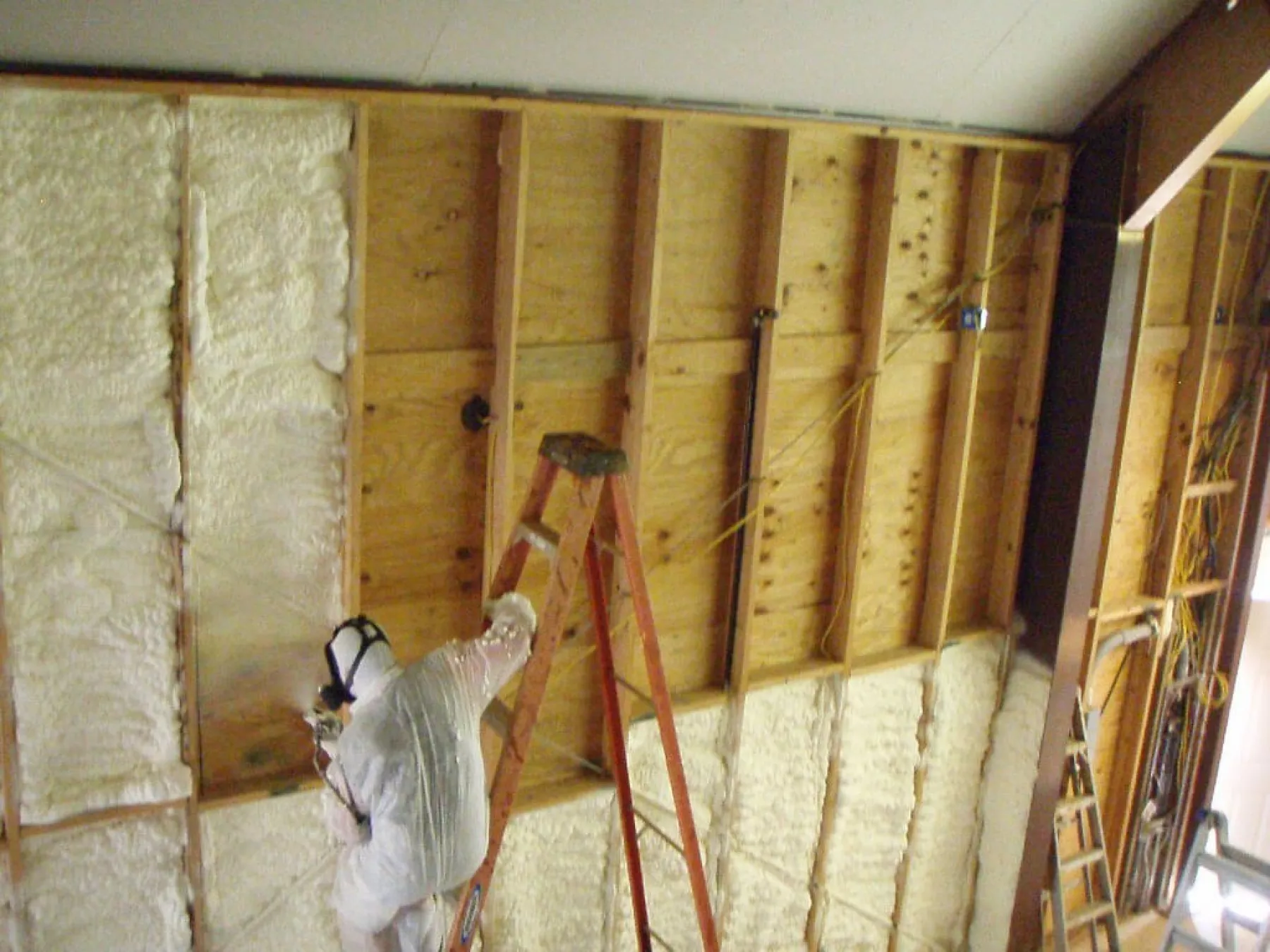expanding spray foam can