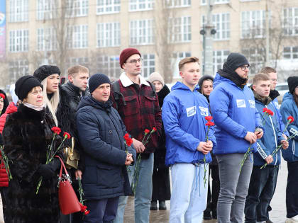 Депутаты Тульской городской Думы возложили цветы к Вечному огню на площади Победы