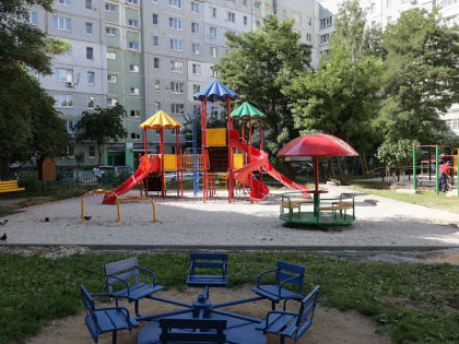 Дмитрий Миляев проверил ход благоустройства двора в Пролетарском районе Тулы