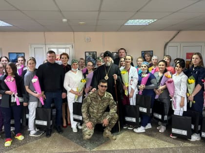 Виктор Дзюба поздравил с 8 марта коллектив военного госпиталя в Белгороде