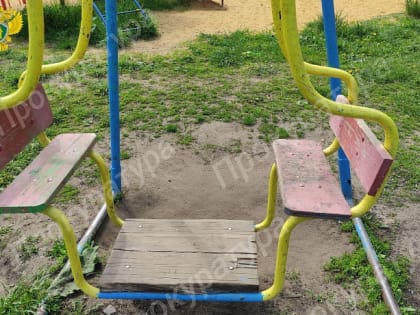 На 14 детских площадках Богородицка нашли опасное оборудование