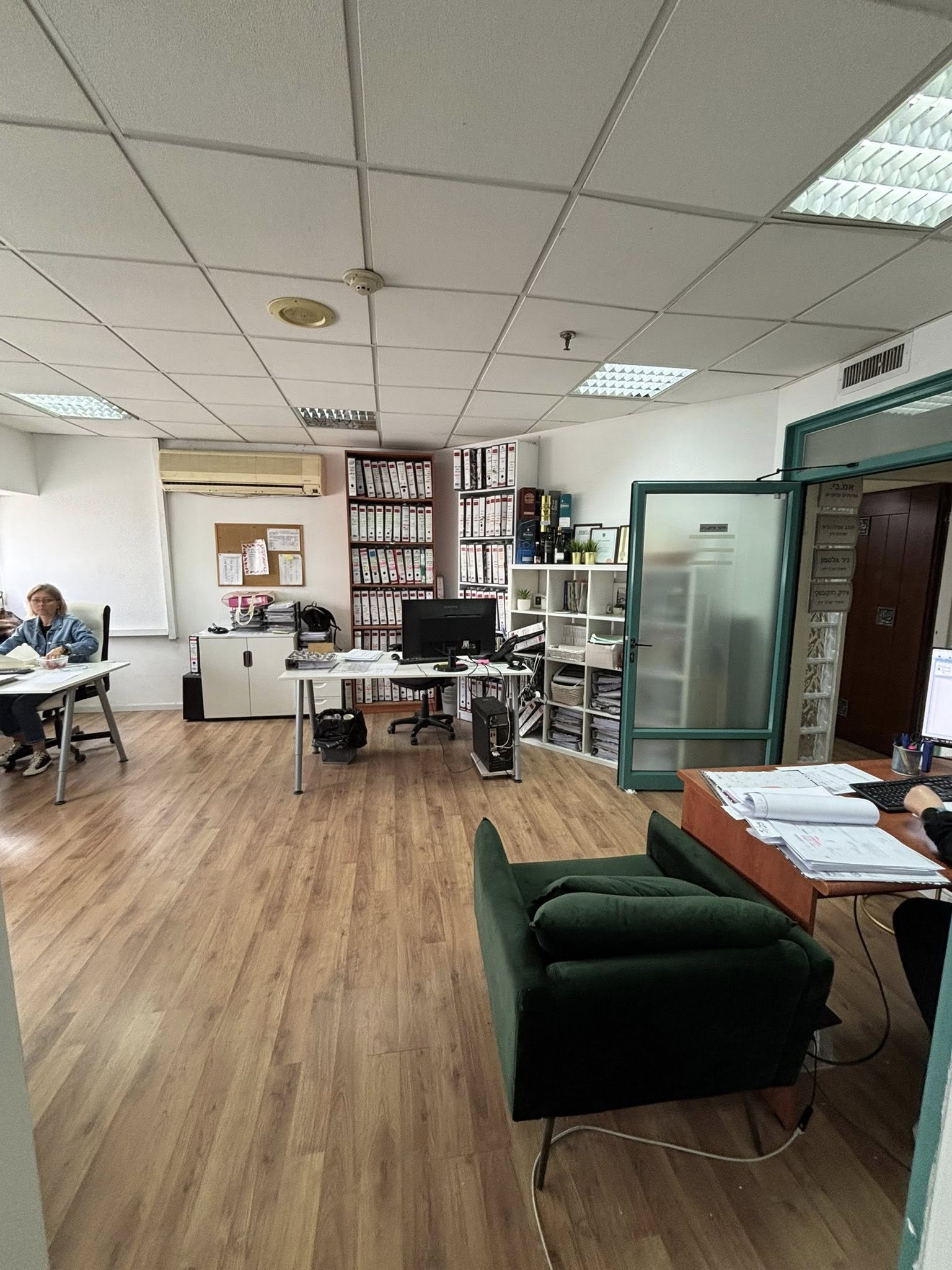 משרדים בצ׳ק פוסט למכירה או להשכרה