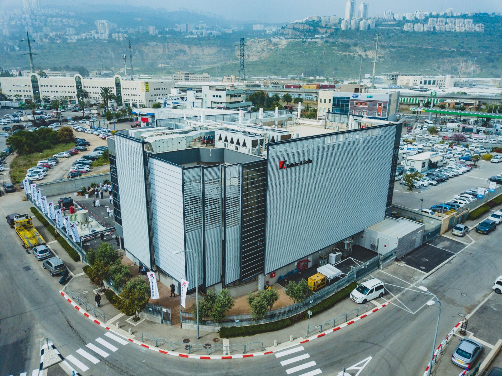 מבנה ייחודי מול לב המפרץ – חיפה