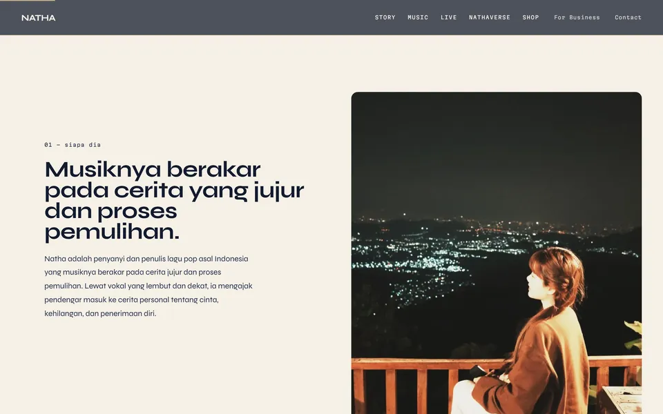 Bagian cerita di situs NATHA: teks tentang musiknya di samping foto sang penyanyi.