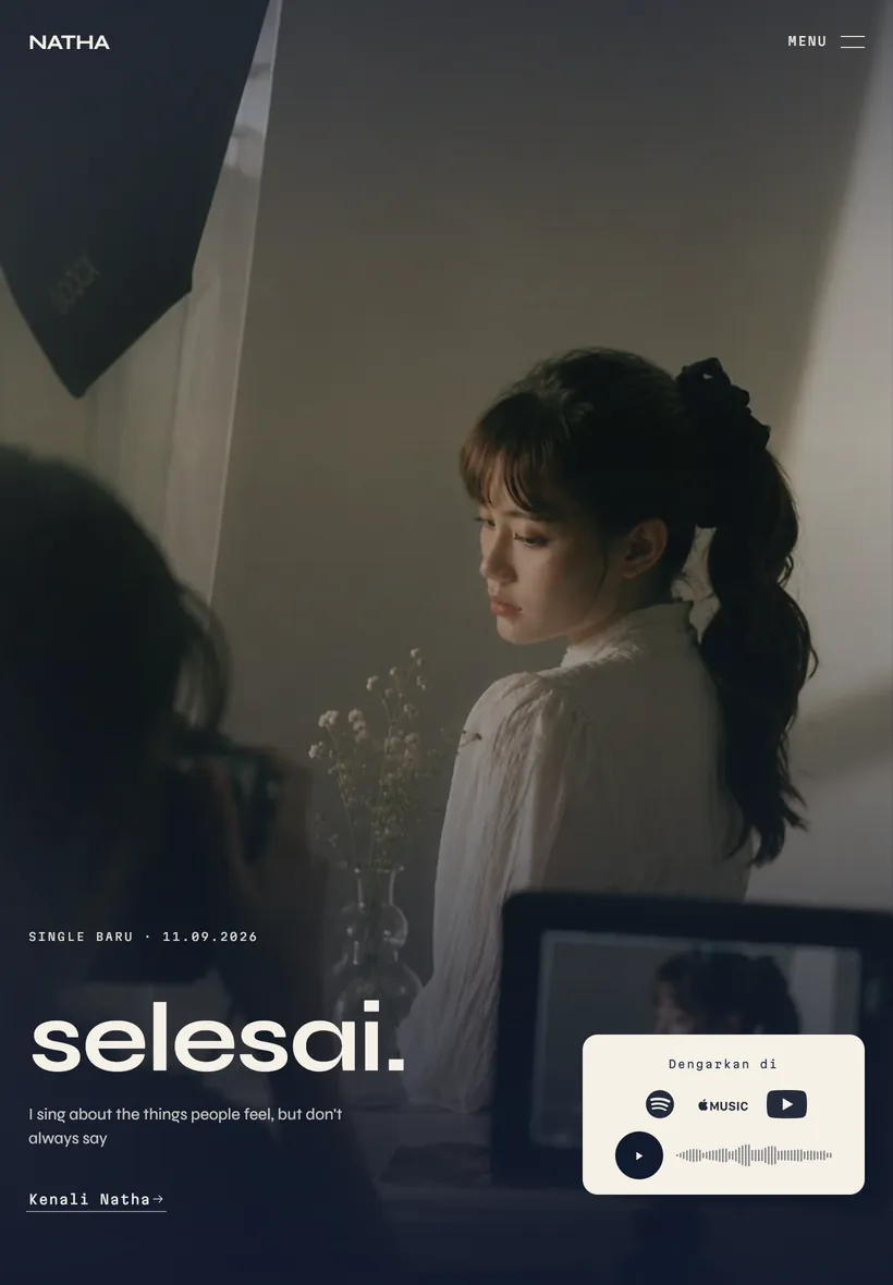 NATHA di tablet: foto penyanyi dan judul selesai.
